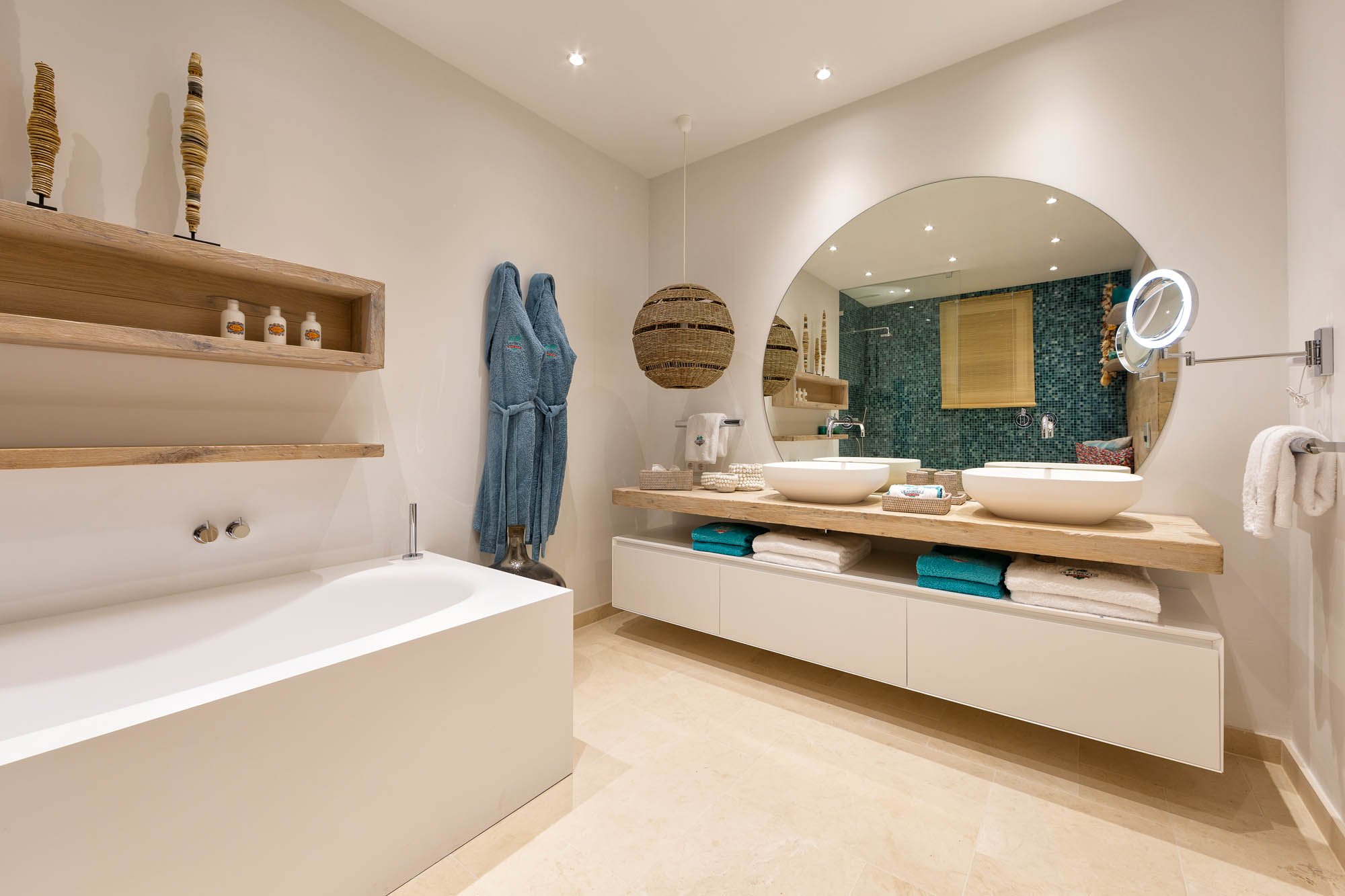 Villa Hibiscus - Big Bedroom bathroom (2).jpg