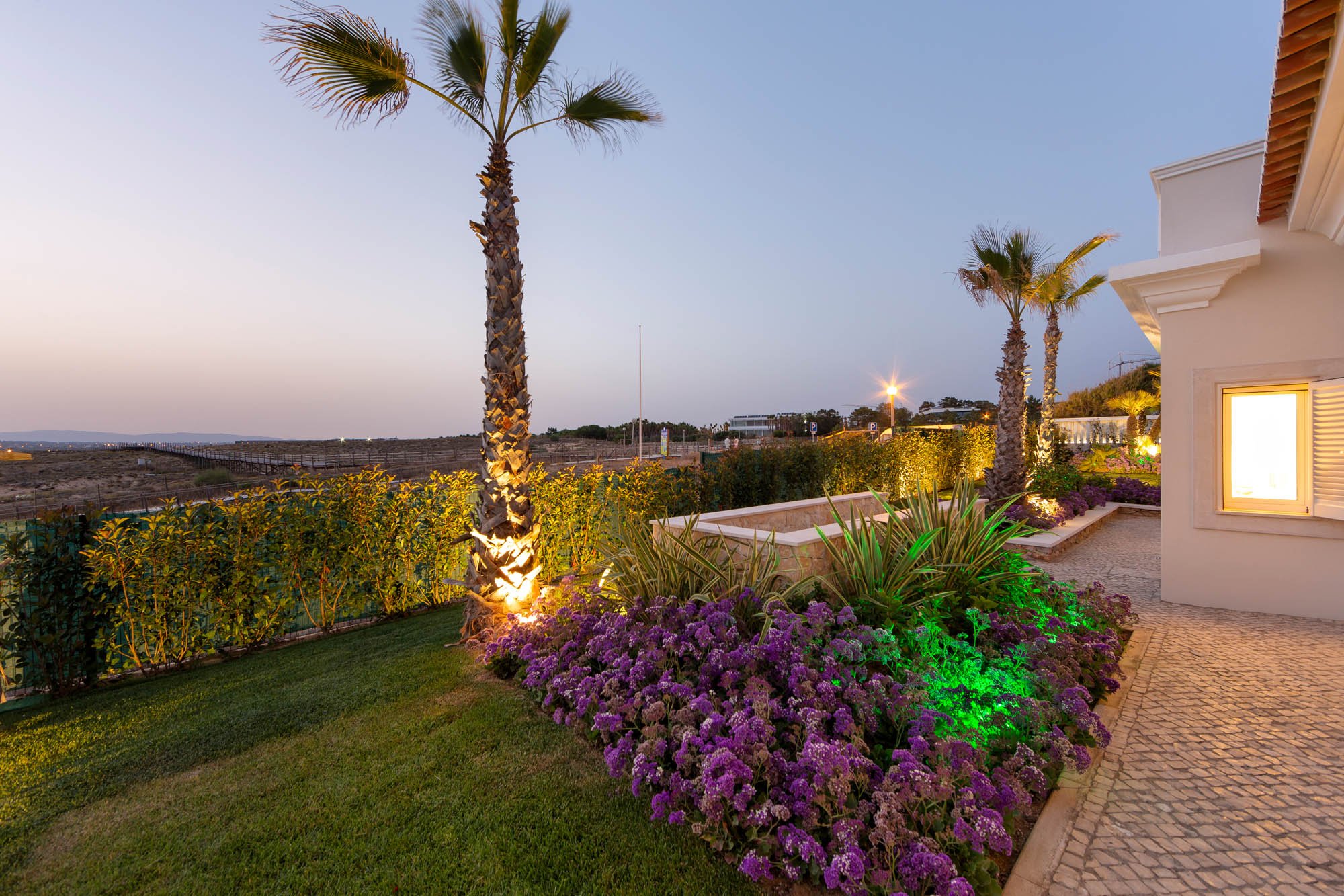 Villa Hibiscus - Lateral garden.jpg