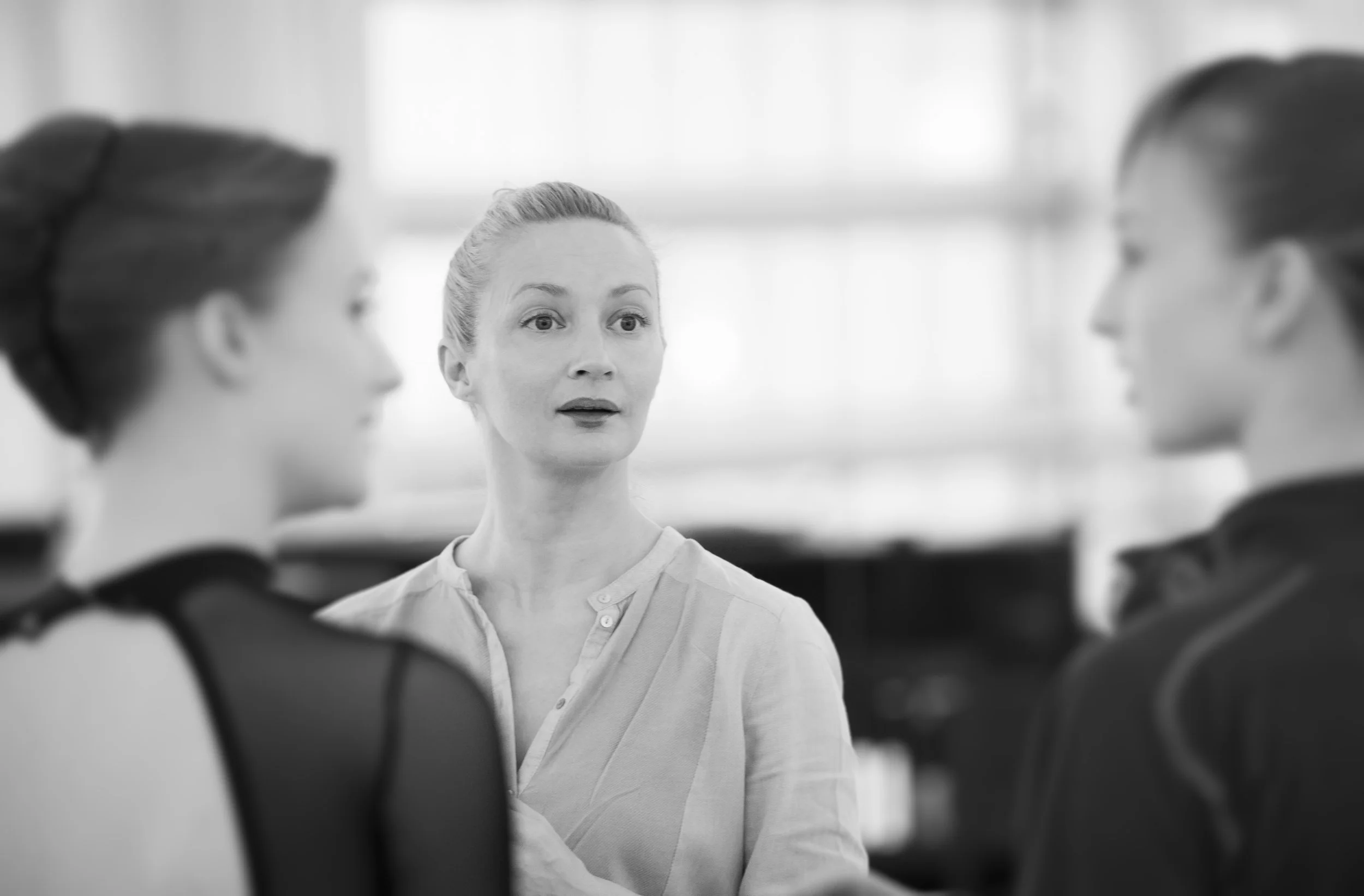 Danseinformasjonen: https://www.danseinfo.no/10-sporsmal/3330-det-gar-an-a-si-noe-10-sporsmal-til-hege-haagenrud Scenekunst.no: http://www.scenekunst.no/sak/vi-kan-ikke-na-alle/ Dagsavisen: https://www.dagsavisen.no/kultur/sovnlos-skjonnhet-pa-scenen-1.933593
