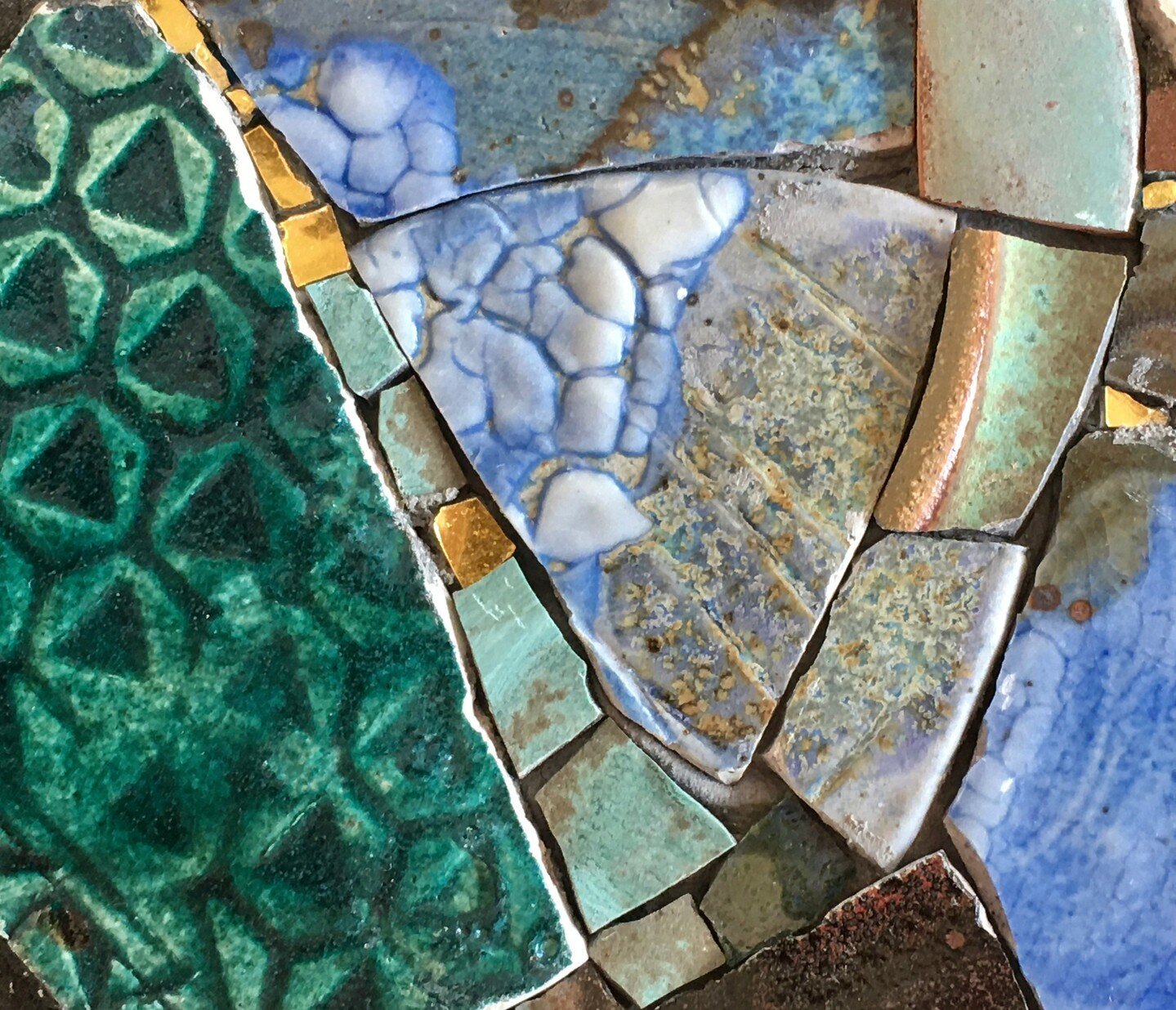 What to do with pieces of pottery? Make a mosaic, of course.  this includes large slabs of pottery, broken mugs, and stamped pottery as well as gold smalti.⁠
⁠
#amyloumarks #amymarksmosaics #artinthestudio #artlover #abstractmosaic #artoftheday #arti