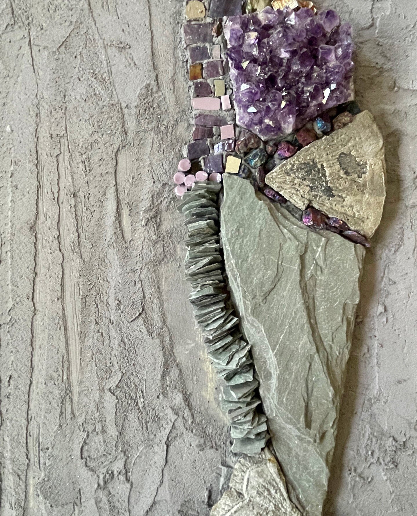 Work in Progress. Made with slate, amethyst crystal, pyrite sun, glass rods, peacock pyrite, beads and assorted glass tile. ⁠
⁠
#amyloumarks #amymarksmosaics  #WIP #workinprogress #artinthestudio  #abstractmosaic #artoftheday #slatemosaic #amethyst #