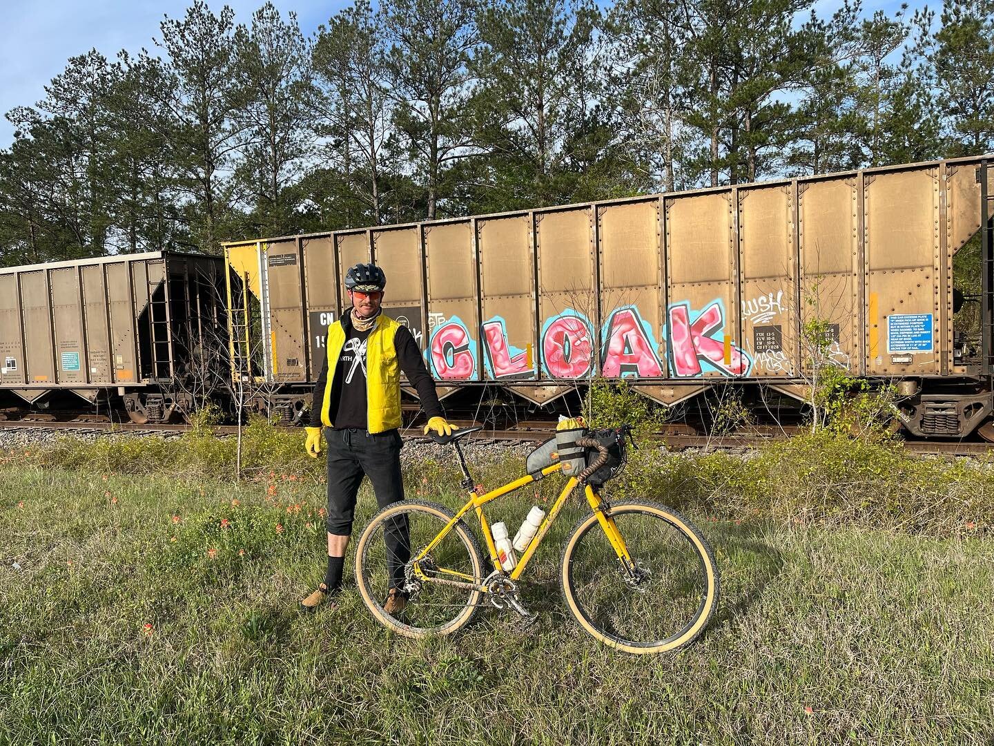 My second run at the East Texas Showdown started pretty rough for everyone: drizzle, 40 degree temps, 15mph headwind, and sloppy, sandy roads that chewed up drivetrains. I pushed far too hard for the first 60 miles, forgetting the @bicyclesociety man