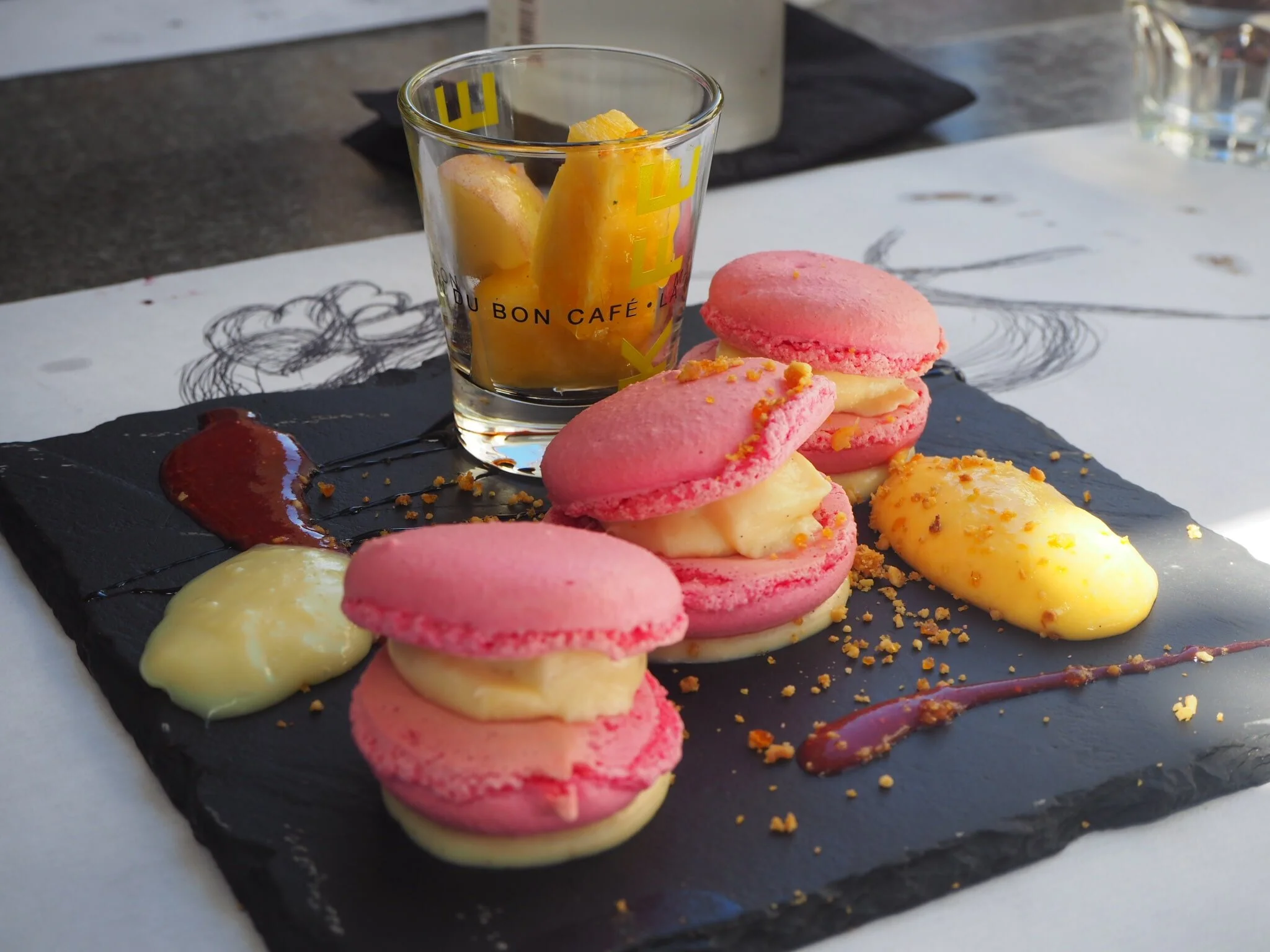 Fresh raspberry macarons  YUM!