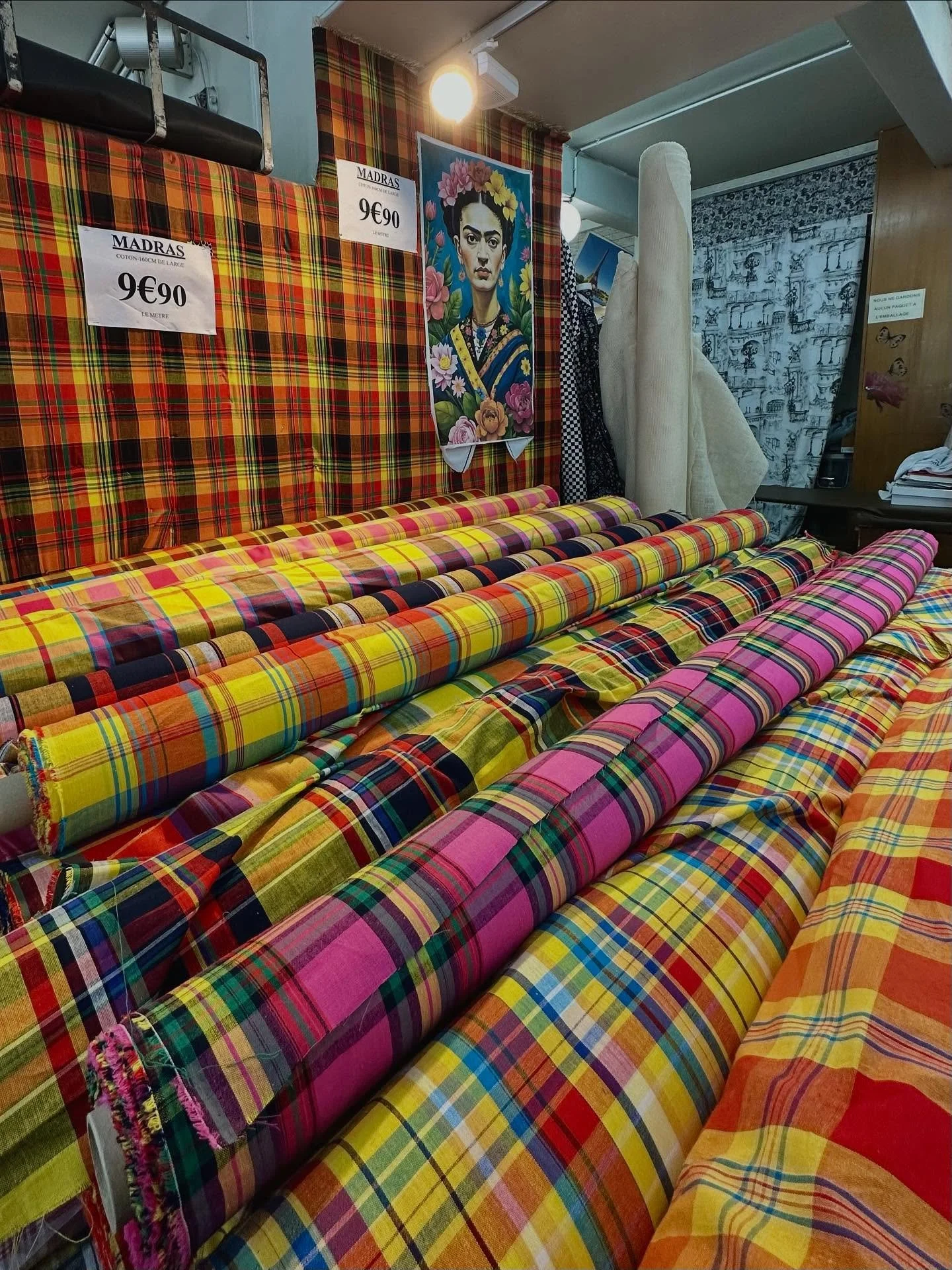 Greetings from Paris! I did a little fabric and yarn browsing during my time here, and took a few snaps to share with you all. I treated myself to one piece of fabric - an Indian block print double sided quilted cotton, perfect for a reversible light