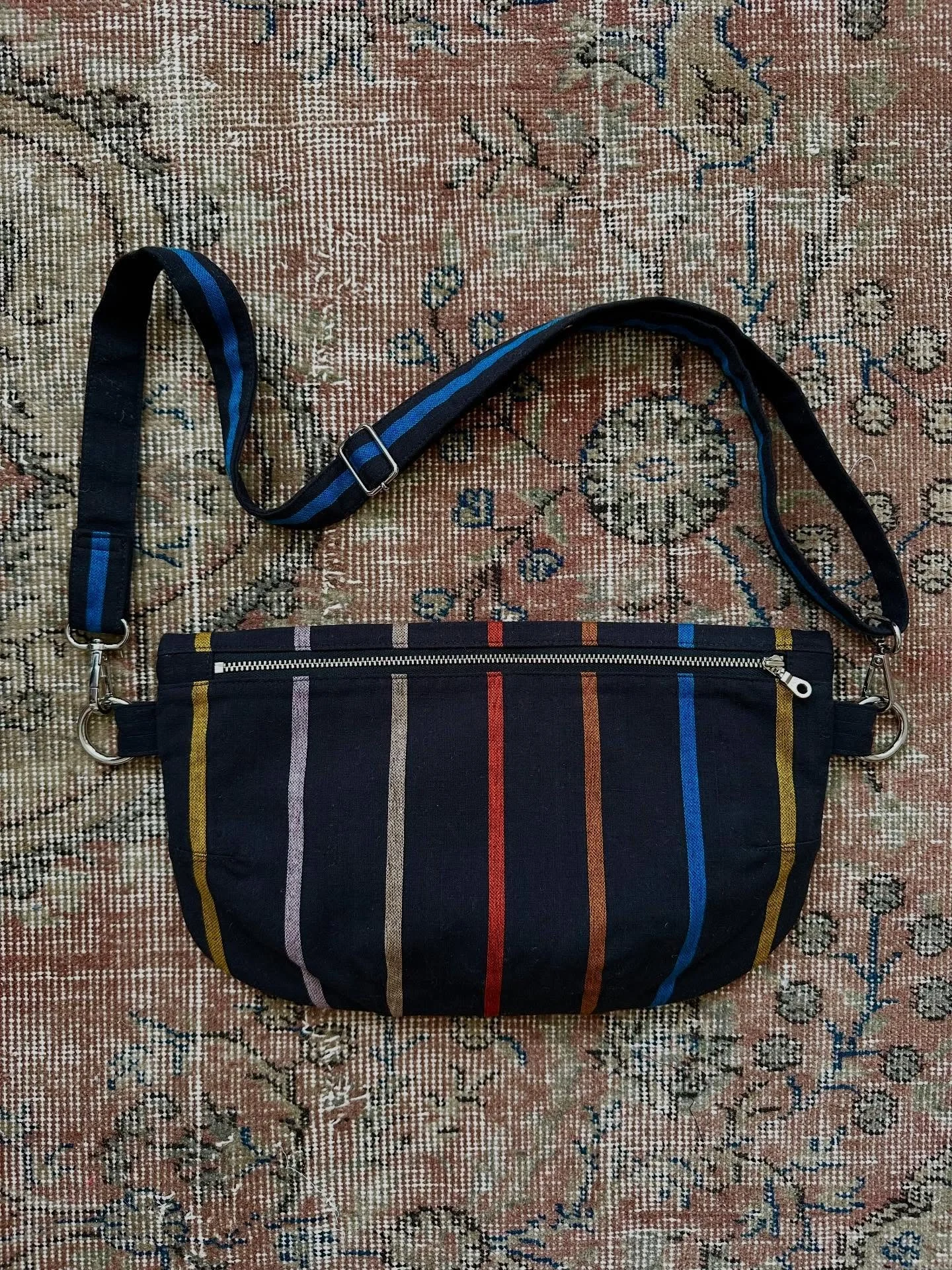 If you attended my virtual workshop earlier this year for my Paquette Bag pattern, this is the bag you saw me working on. I had to set the final finishing details aside after the class was done, so I could focus on the UK retreats and the pattern col