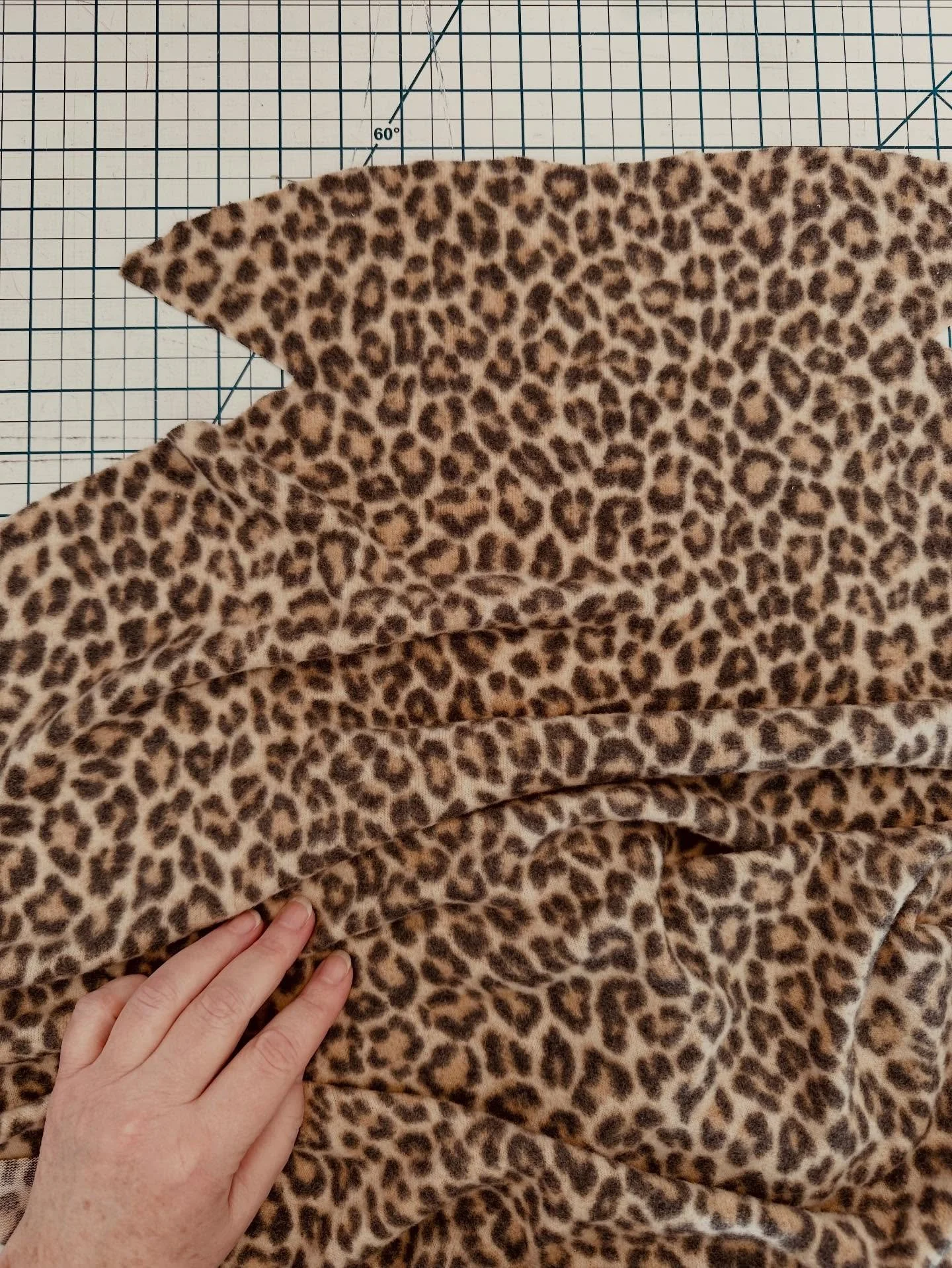 I wore my @fridaypatterncompany Dew Dress over the weekend and was reminded of how much I love it. But this is winter in SF, and the sleeveless factor was a problem, even when the dress is made from wool. So I decided to hack together my James Tee an