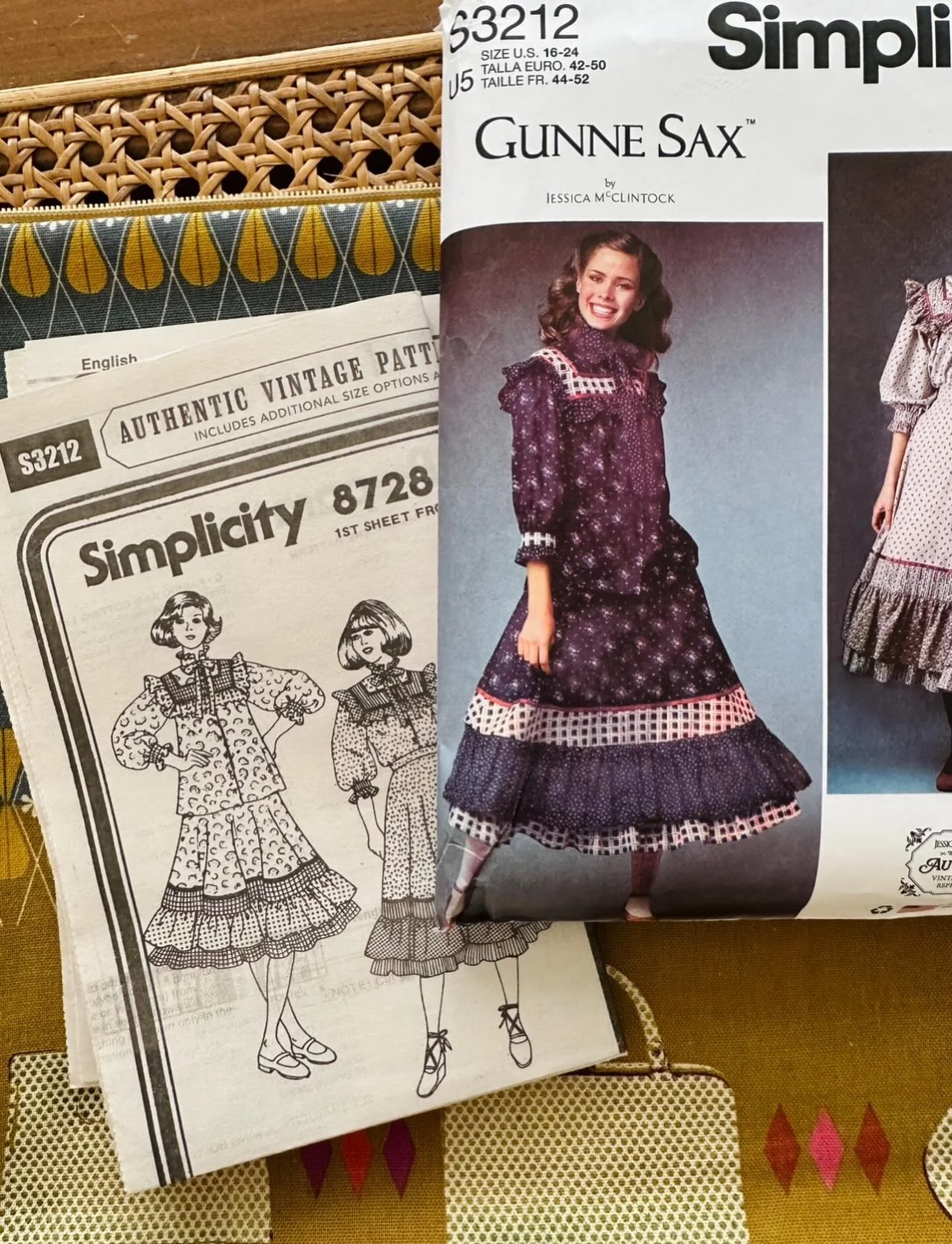 Launching Tuesday: new workshops! And yes, I will be teaching the top from this amazing @simplicity_creative_group Gunne Sax reissue! 😍 Make sure you&rsquo;re on my mailing list to get all the details in your inbox! 
#christinehaynesclasses