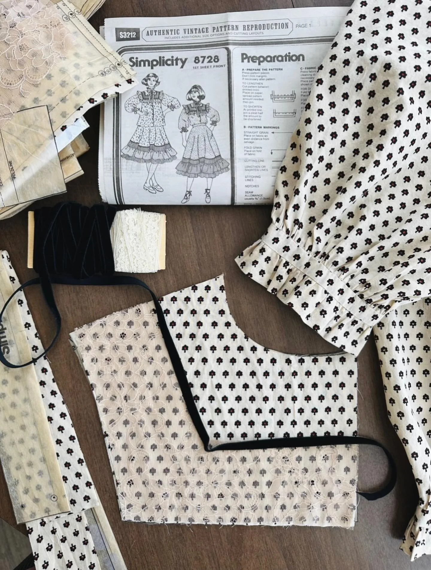 Completely enjoying the process of making the newly re-launched Gunne Sax blouse from  @simplicity_creative_group and am loving watching the choices my students are making in my virtual workshop. After a lot of debate, I decided to use the beautiful 