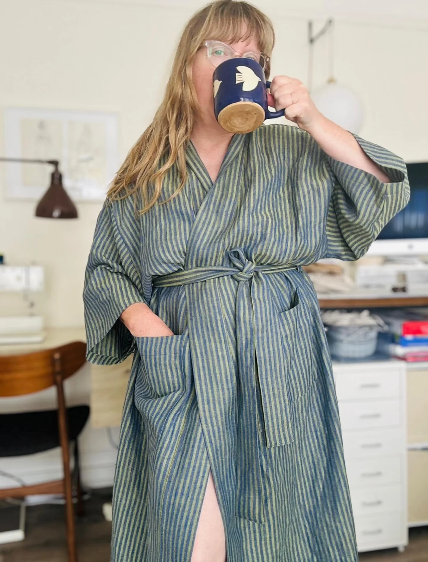 A couple weeks ago I taught the @namedclothing Lahja Robe as a one-day virtual workshop, and I made this one for myself in the process. I love lounging in robes and this pattern is such a great classic shape. I prefer to sew all the seams with French