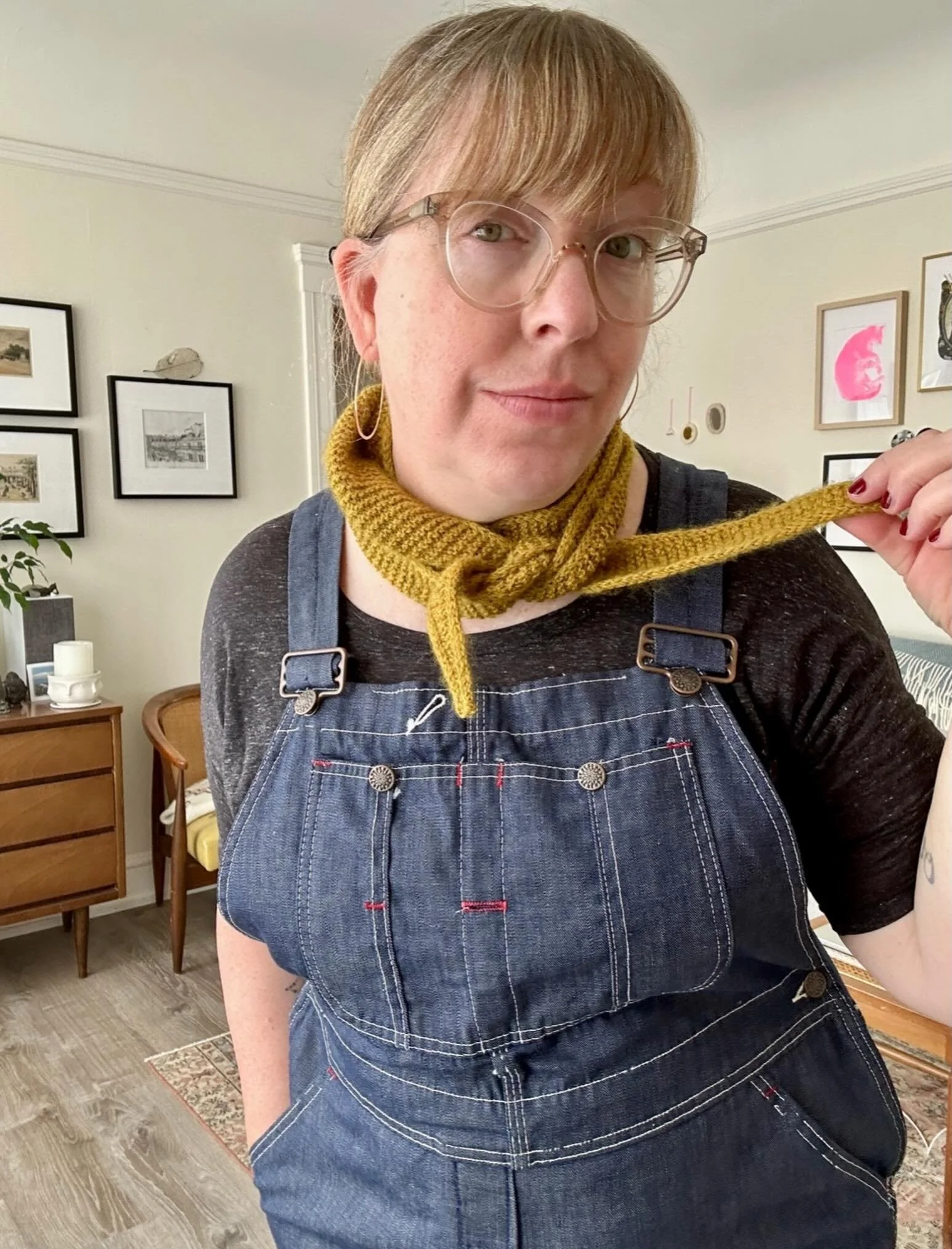 A little late to the party today, but here&rsquo;s my me made May for day 3! I wore some well-loved vintage overalls, with an old @grainlinestudio Hemlock Tee made in linen knit from @wearethefabricstore. Also sported a hand knitted @petiteknit Sophi