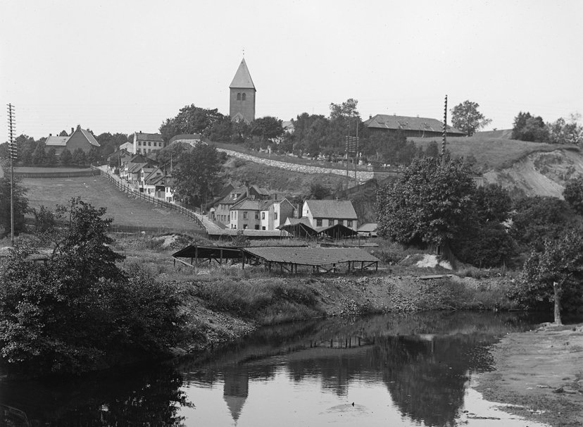 wikipedia_gamle_aker_kirke_OB.Z05901_(cropped).jpg