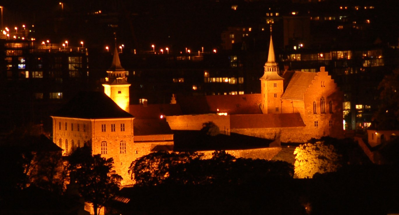 wikipedia_Akershus_festning_by_night.jpg