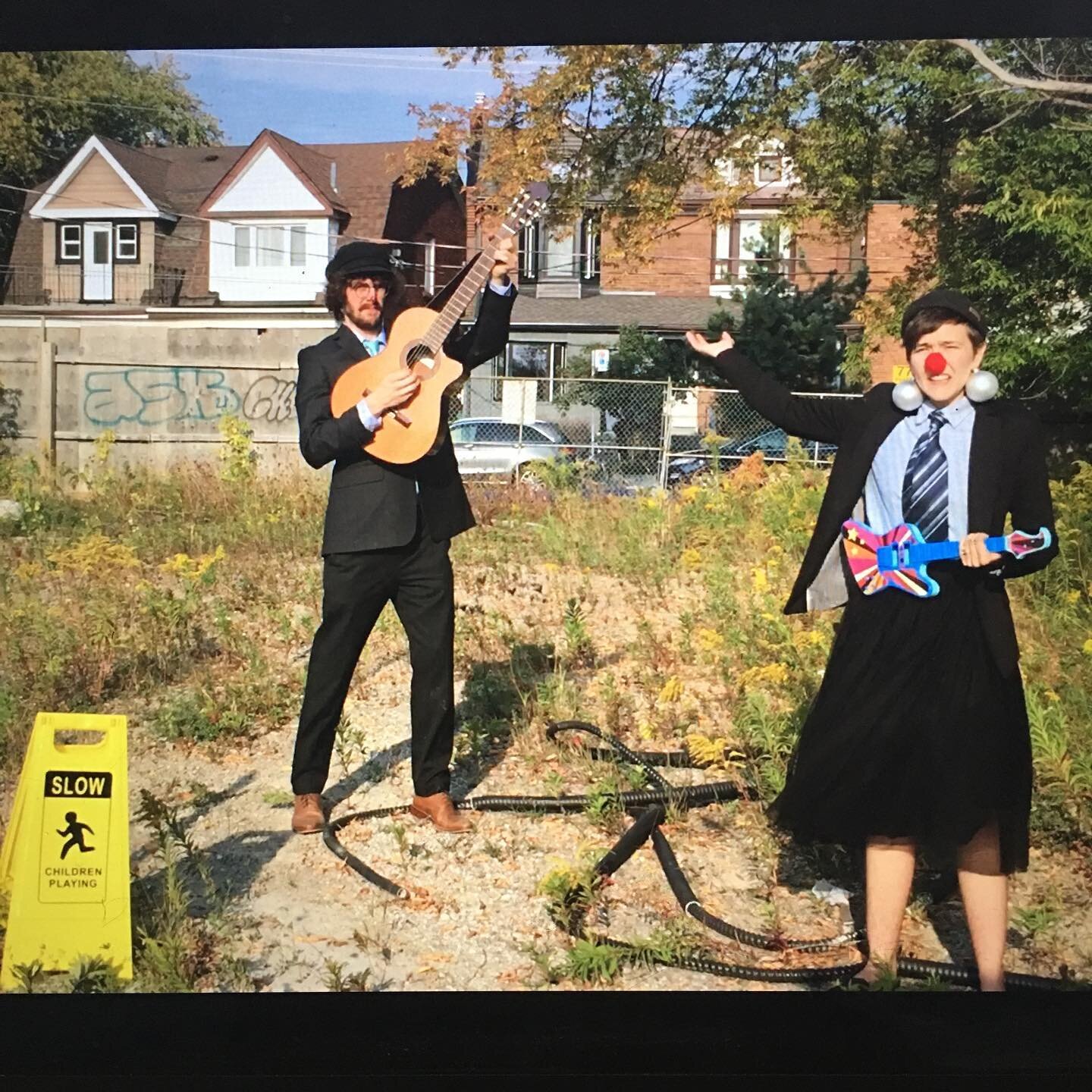 Oli Oli Ennui and their side kick BruceBobert WillowsWillis rocking the Toronto Rail Path with some Dead Kennedy&rsquo;s tunes yesterday afternoon. 🤡
*
Catch these two gracing insta @jo_dontgothere AND do not forget to go to @workmanartsto to get yo