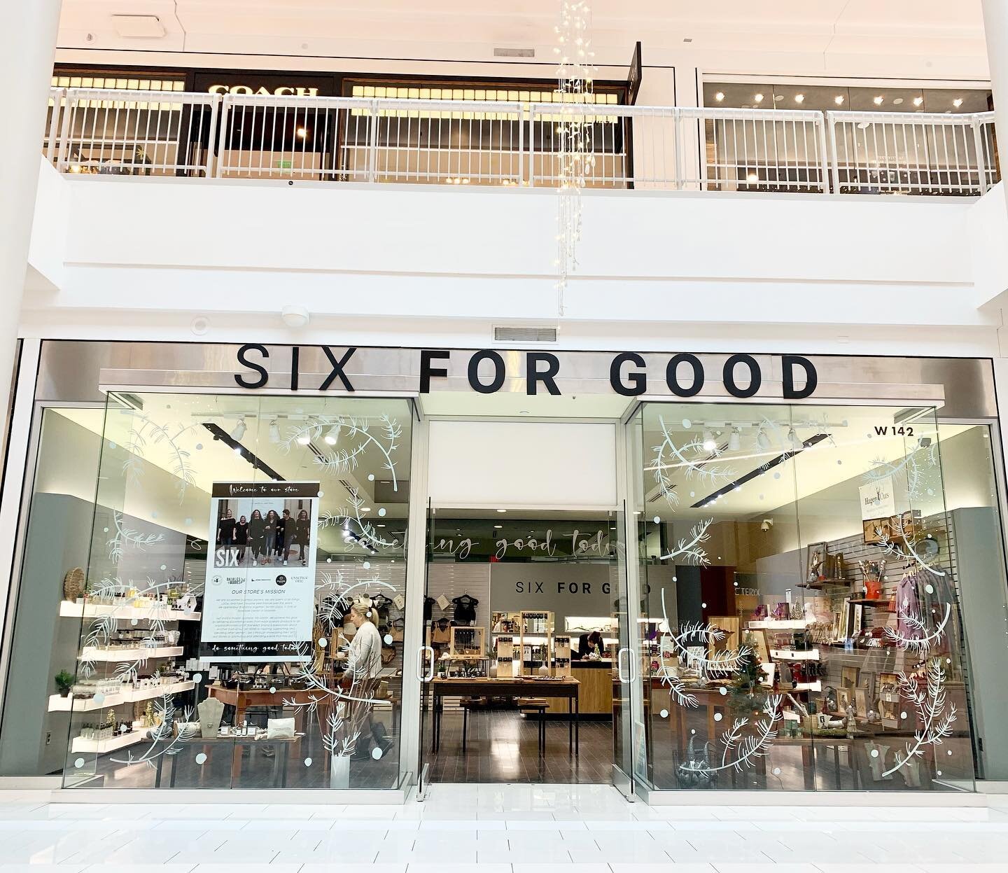 🎶There&rsquo;s a Place For Fun in Your Liiiife&hellip;The Mall of America!🎶 sing along if you&rsquo;re over 30 😂

Come check out our newest @sixforgood store that&rsquo;s poppin&rsquo; up at the @mallofamerica over the 2022 holiday season 🤍 Shop 