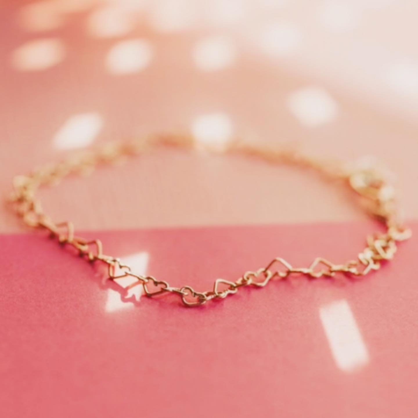 What better way to wrap up the Spring semester then by getting some permanent jewelry with your besties!! 🪩😏 

We're obsessing over @baublesandbobbies Bound&rsquo;s mini heart chain in Sterling Silver &amp; 14k Gold Filled 👏🏼

Use the link in our