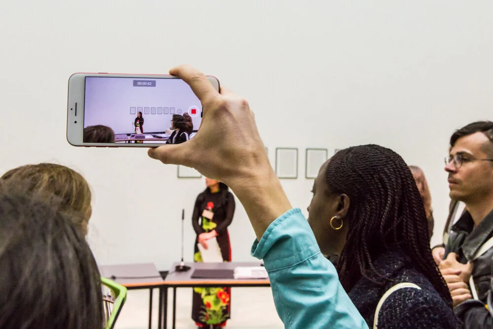 schwanken (swaying), performance with six performers and a text by Christa Wolf (c) Clarissa Thieme, Tanja Krone
