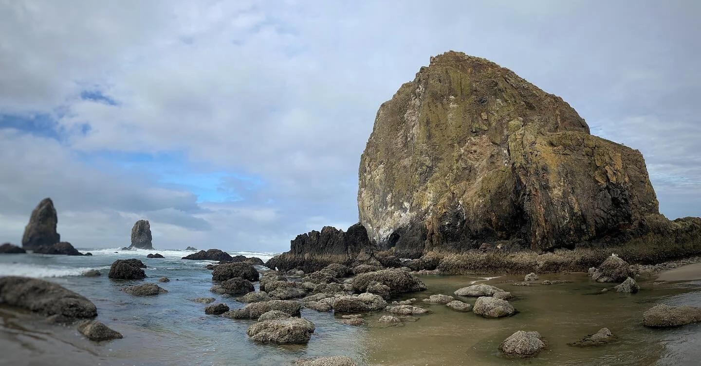 Goonies vibes. 
.
.
.
.
#haystackrock #oregoncoast #cannonbeach #gooniesneversaydie #beachtime #falltraveler #coastal #waves #beachvibes #goonies #lowtide #tidepools #vacationmode #exploring #touristing #phamjanskysonthego #friendcation #travelphotog