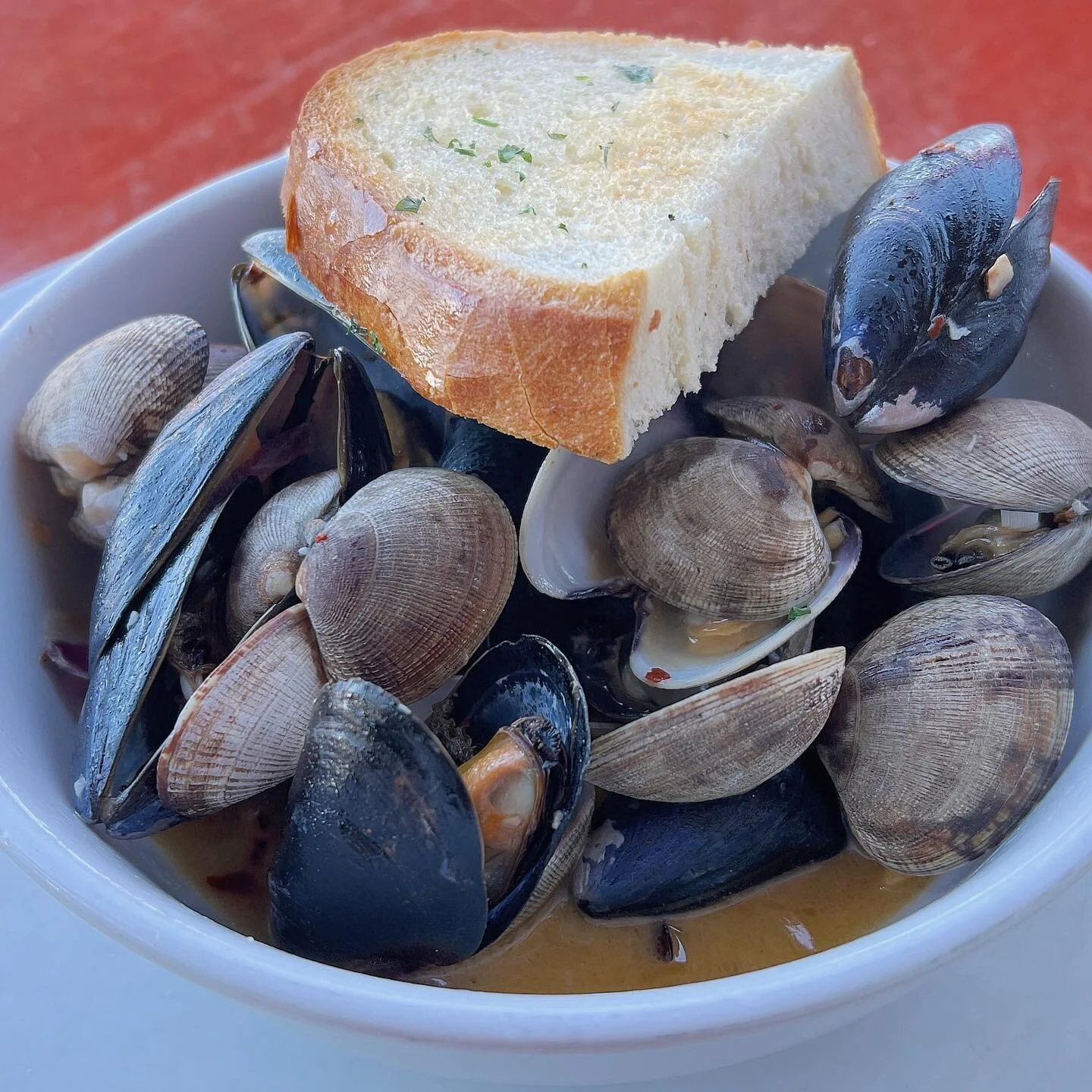 Steamers!
.
.
.
.
.
#mussels #clams #steamedmussels #stramedclams #whitewineandbutter #seafood #stearnswharf #seafoodlover #beachtime #santabarbara #eatalltheseacreatures #eatersb #jphamfoodguide