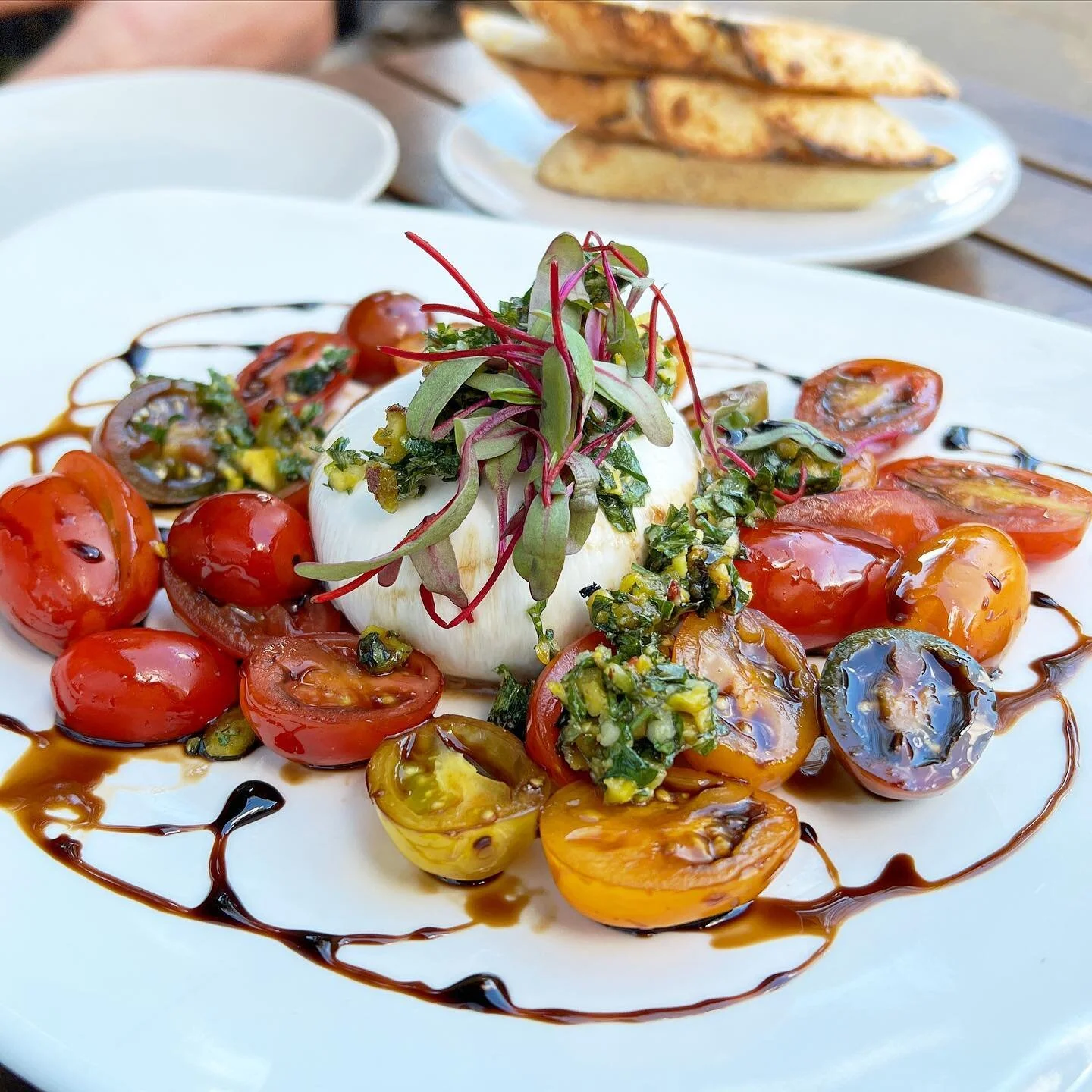Oh baby burrata!
.
.
.
.
.

#burrata #babyheirloomtomato, #pistachiogremolata #pomegranatebalsamic #maldonseasalt #baguette #bonappetit #anniversarydinner #elmoro #durangoeater #eatercolorado #jphamfoodguide