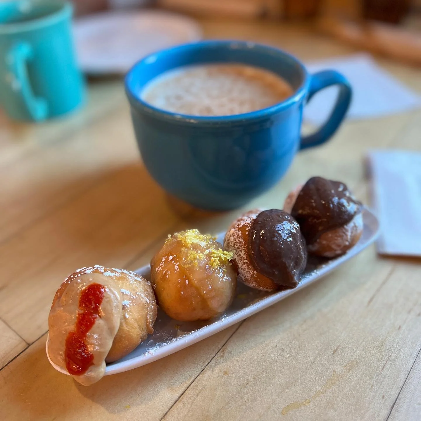 A perfect send-off breakfast from the city that undoubtedly has some of the best breakfast spots around! 
.
.
.
.
#jelly #jellydonuts #jellybreakfast #hacochile #eggsbenedict #poachedeggs #merrilypoached #breakfast #bhaktichai #eaterdenver #milehighc