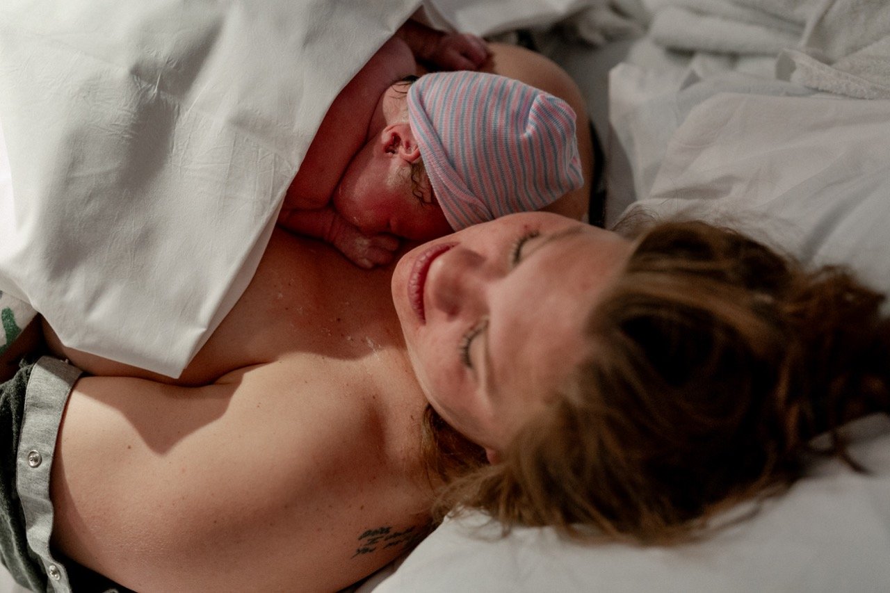 new baby on moms chest minutes after birth