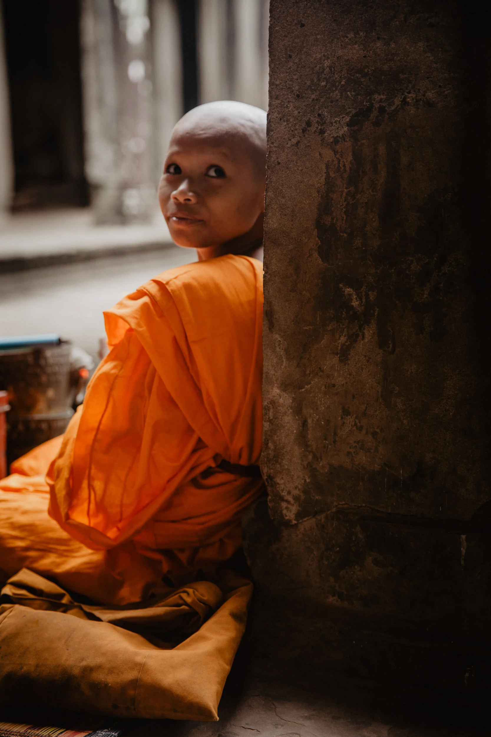 monk angkor wat temple cambodia