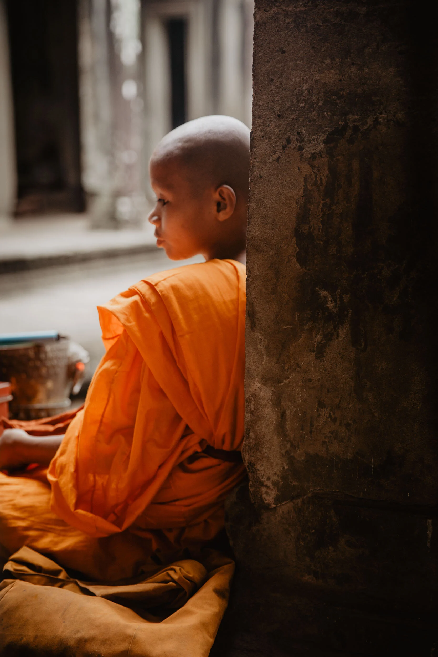 monk angkor wat temple cambodia