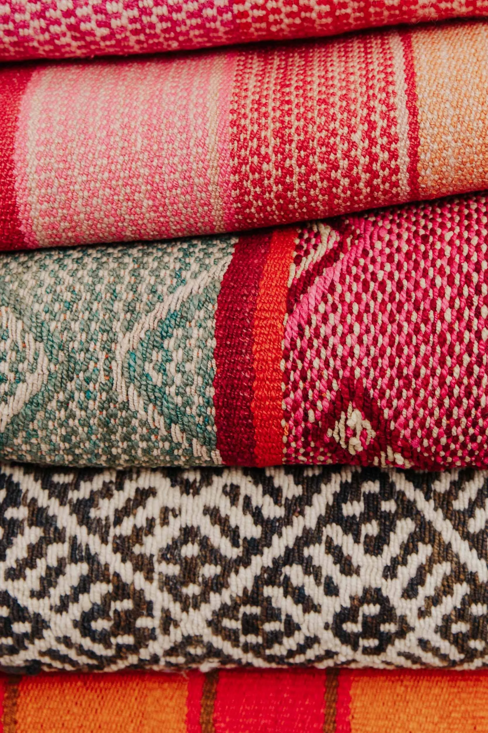 textile market in pisac peru