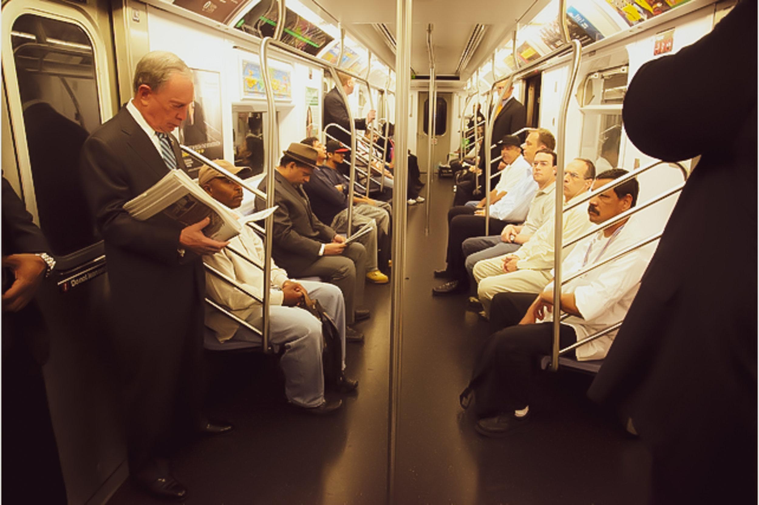 Москва едет на работу. Мэр Нью Йорка едет на работу. Мэр Нью Йорка в метро.