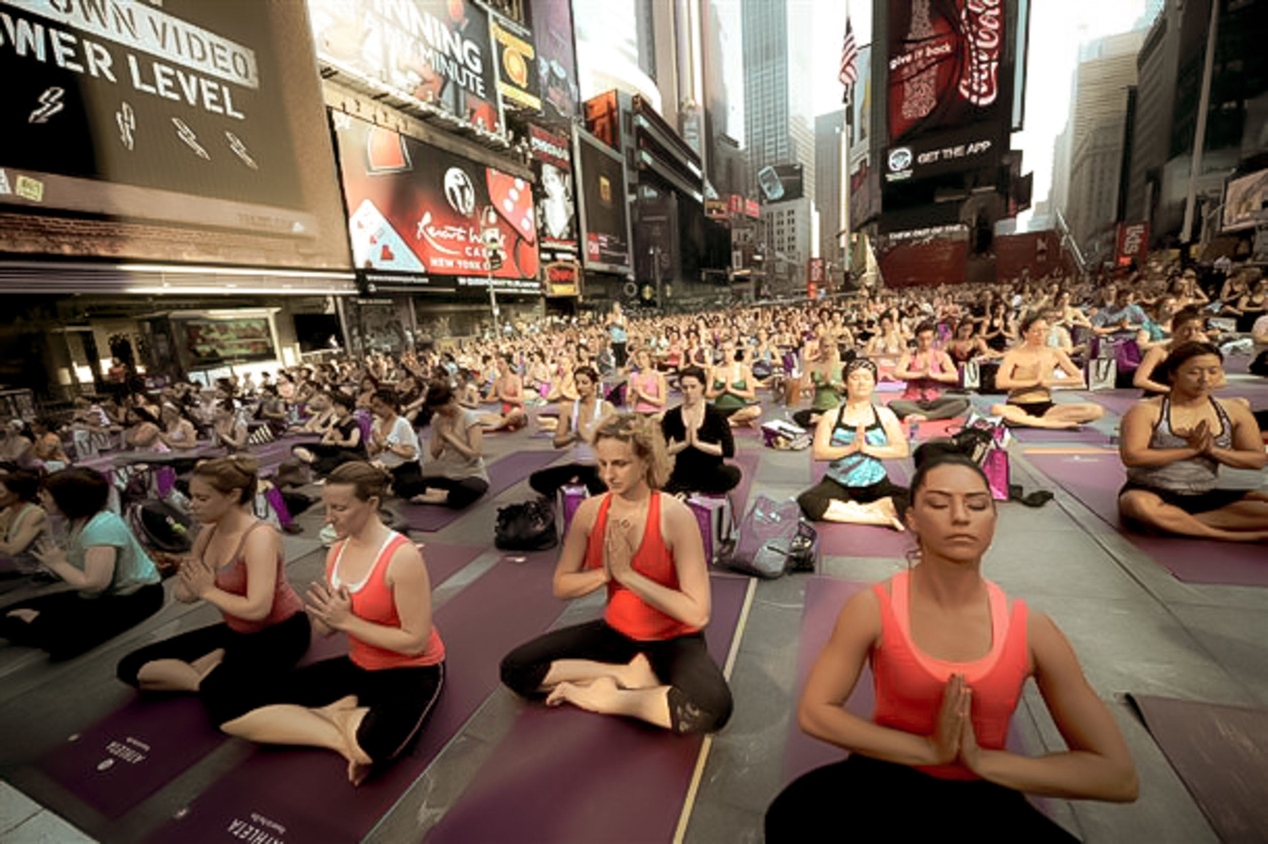Много медитации. Массовая йога. Йога в США. Йога много людей. Массовая медитация.