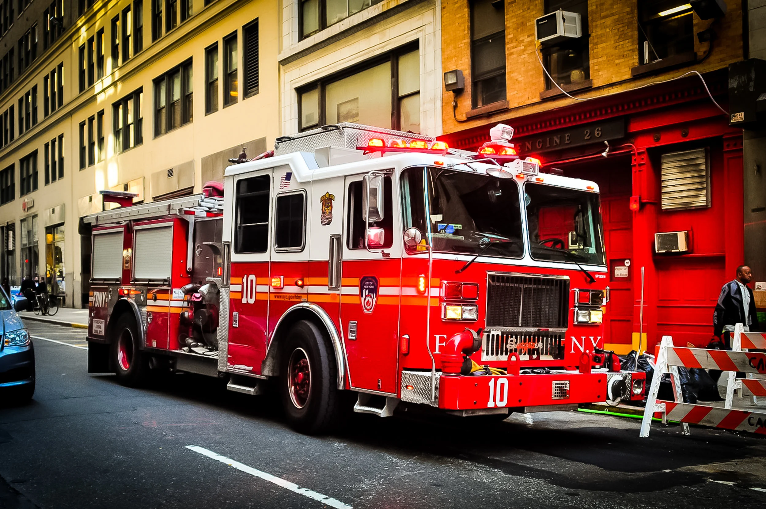 UN CAMION FDNY CLASSICO NELLE STRADE DI NEW YORK CITY. FOTO: @LUCASCOMPAN