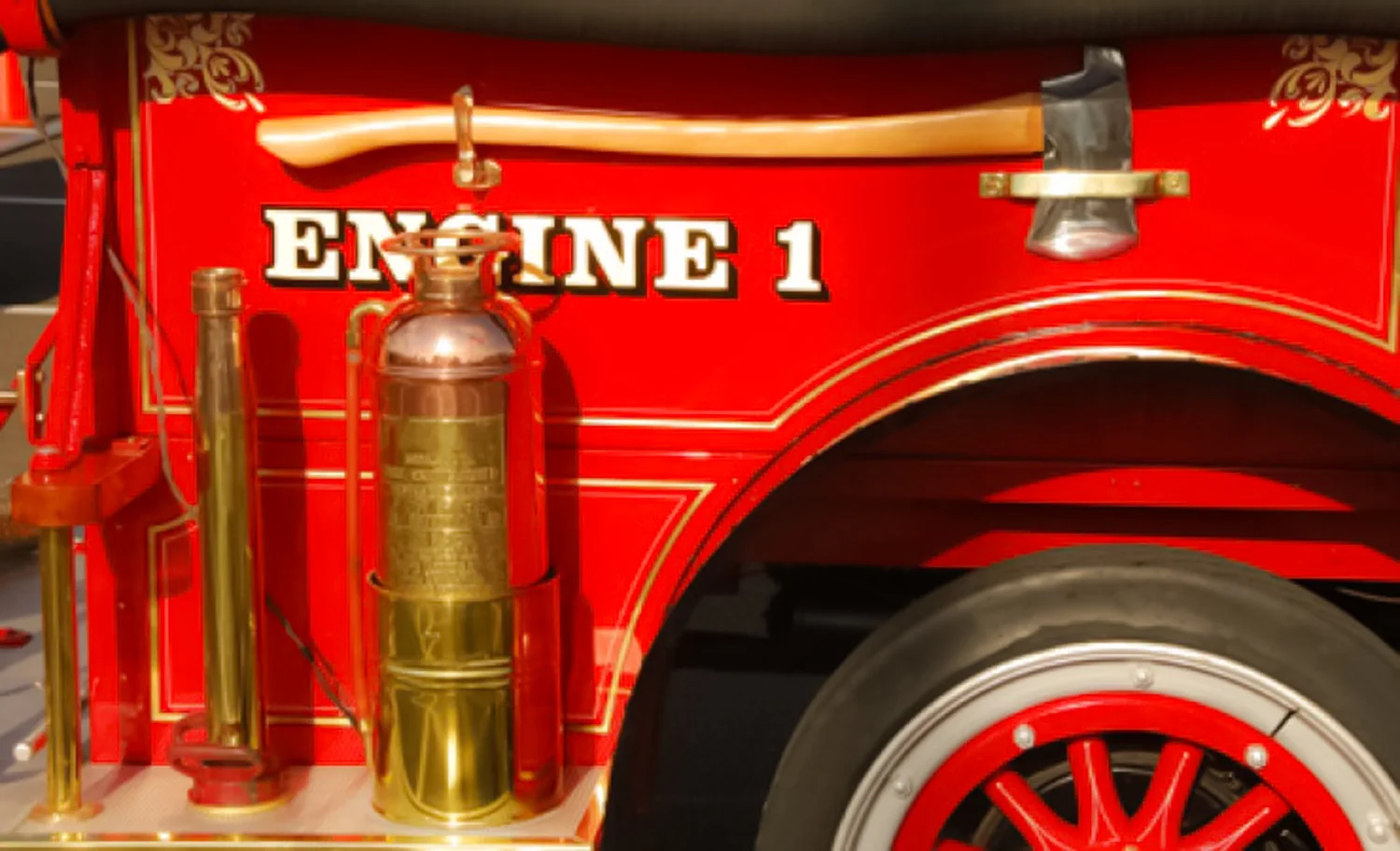 FIRE TRUCK FROM THE 1950S. PHOTO: @LUCASCOMPAN