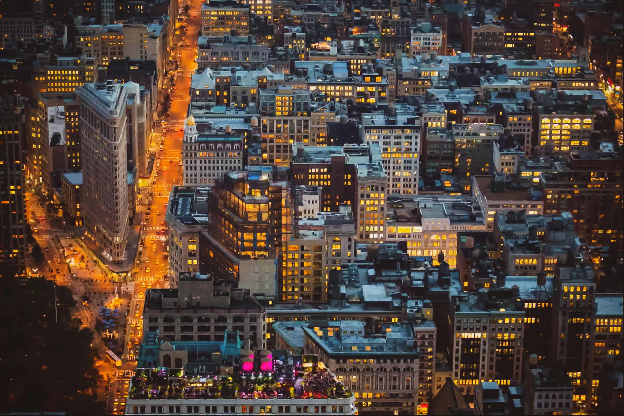 the flatiron building captured from the empire state building observation deck. Photo @lucascompan