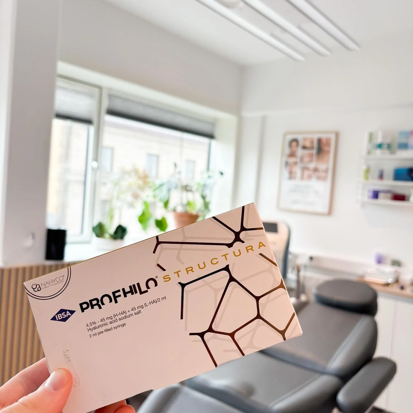 Profhilo och Profhilo Structura &auml;r tv&aring; fuktgivande skinboosters som ger fin &aring;terfuktning och hj&auml;lper hudcellerna att ta upp n&auml;rings&auml;mnen f&ouml;r att producera nytt fint kollagen. 
Detta &auml;r tv&aring; av de behandl