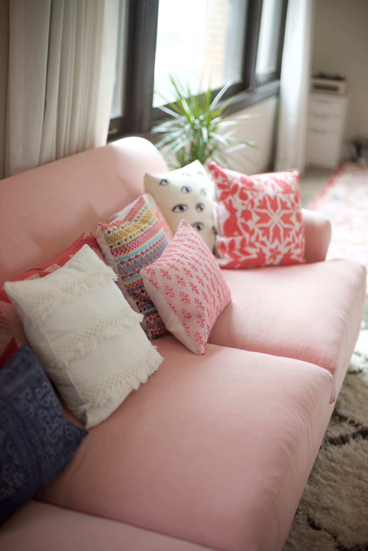 office reveal couch detail 1jpg - O Escritório da Emily Schuman, do Cupcakes &amp; Cashmere
