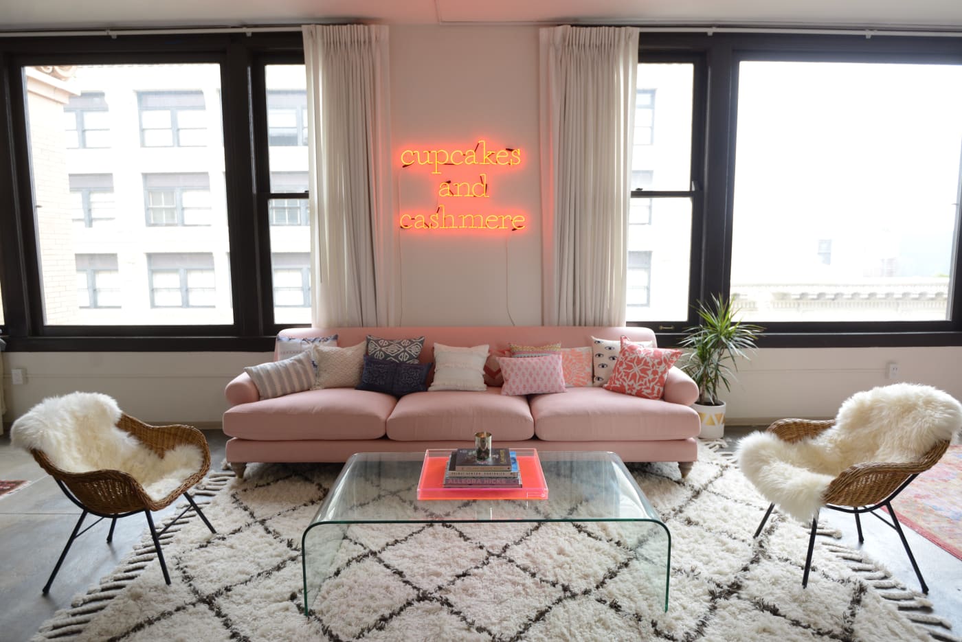office reveal couch herojpg - O Escritório da Emily Schuman, do Cupcakes &amp; Cashmere