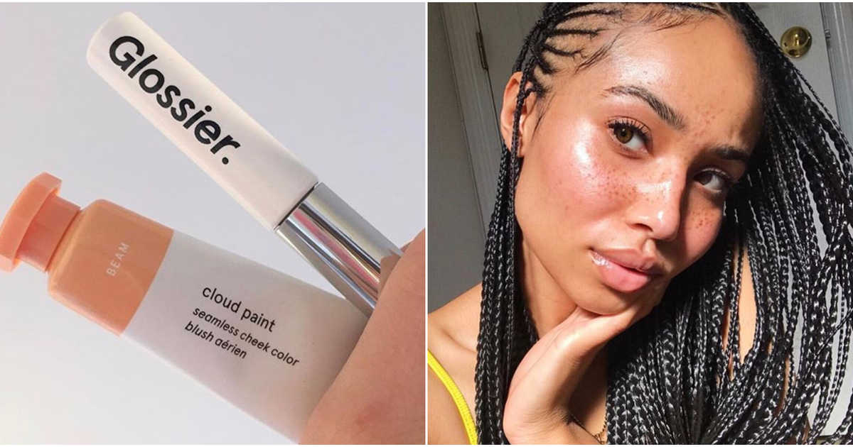  A beauty influencer Symphani Soto ( @symphanisoto ) com a nova estética da “dewy skin”, popularizada por marcas como a americana Glossier (@glossier) 