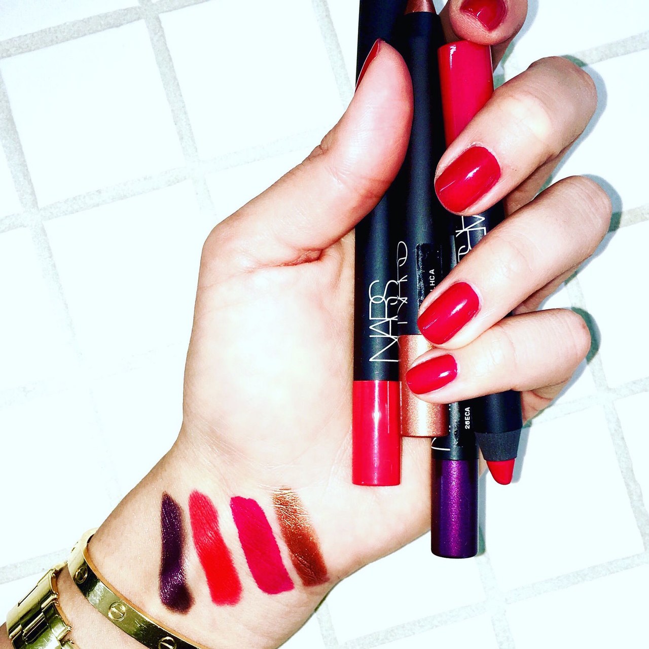 beauty 2016 01 violette red lipstick main - Os Batons Vermelhos que Nossa Beauty Editor Adora