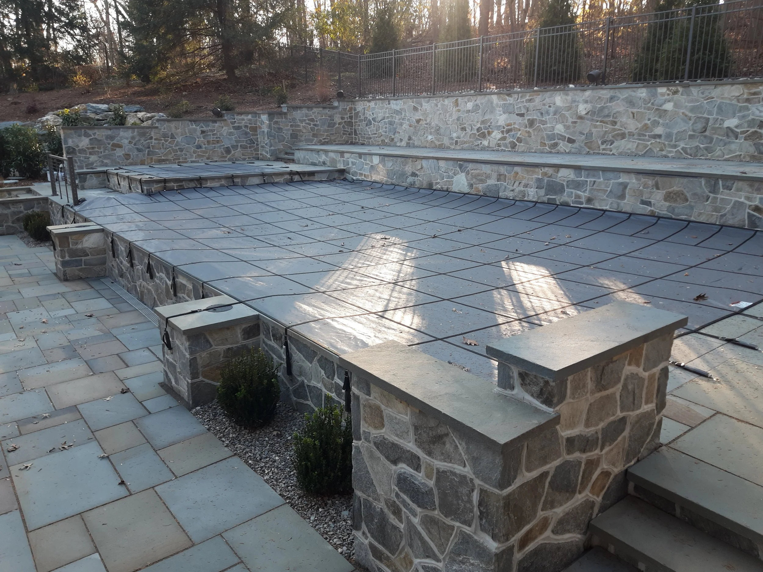 Veneer stone retaining walls with a crown joint 