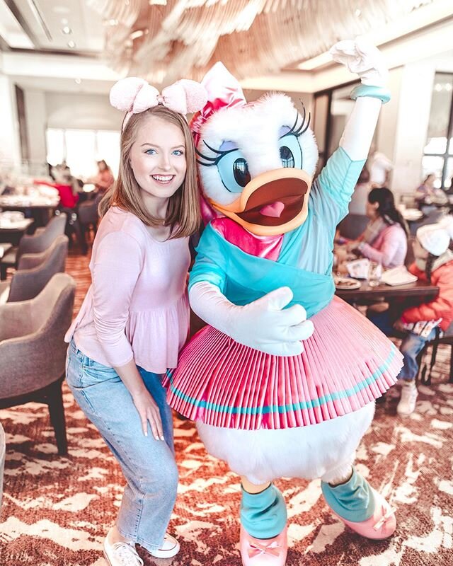 Topolino&rsquo;s Terrace @ Disney&rsquo;s Riviera Resort is 10000/10 👌🏻 The atmosphere is AMAZING, food is great and the characters are so fun! (swipe to see all of them) 💕 It&rsquo;s located on the 10th floor of the resort so you&rsquo;re able to