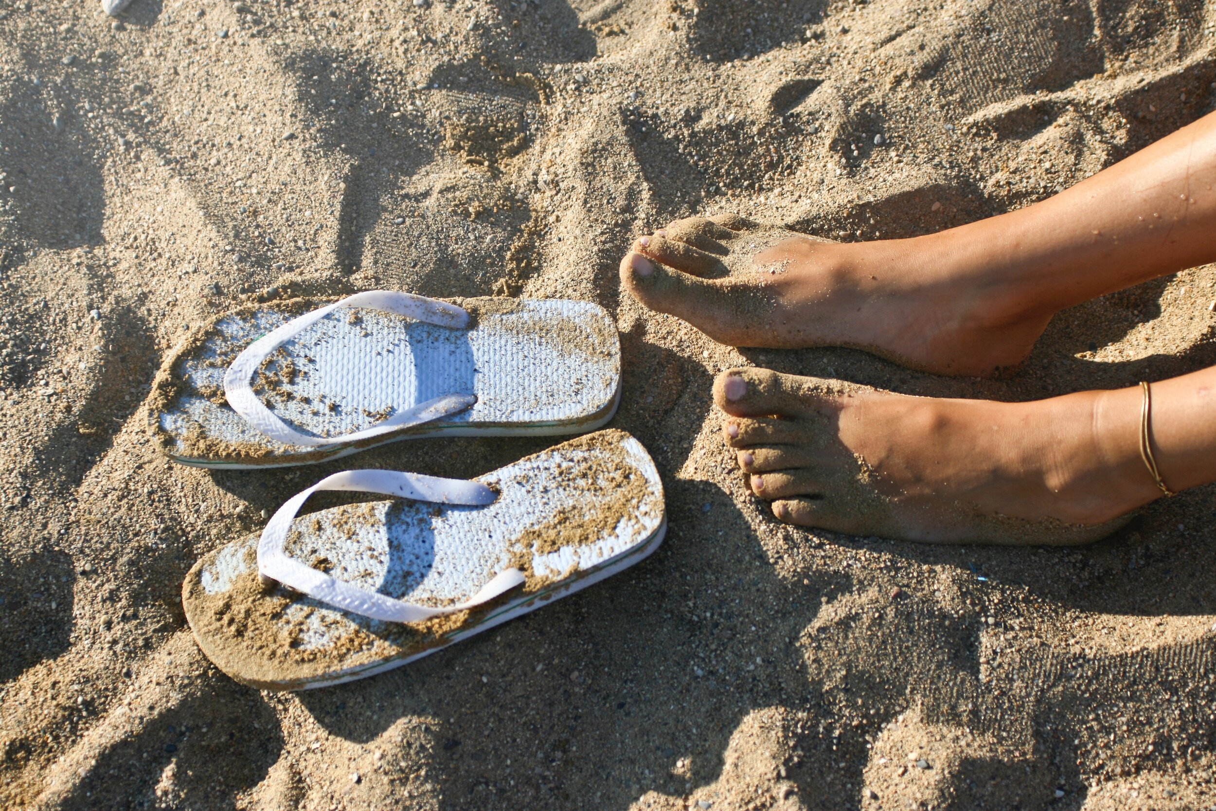 beach-feet-flip-flops-1023642.jpg