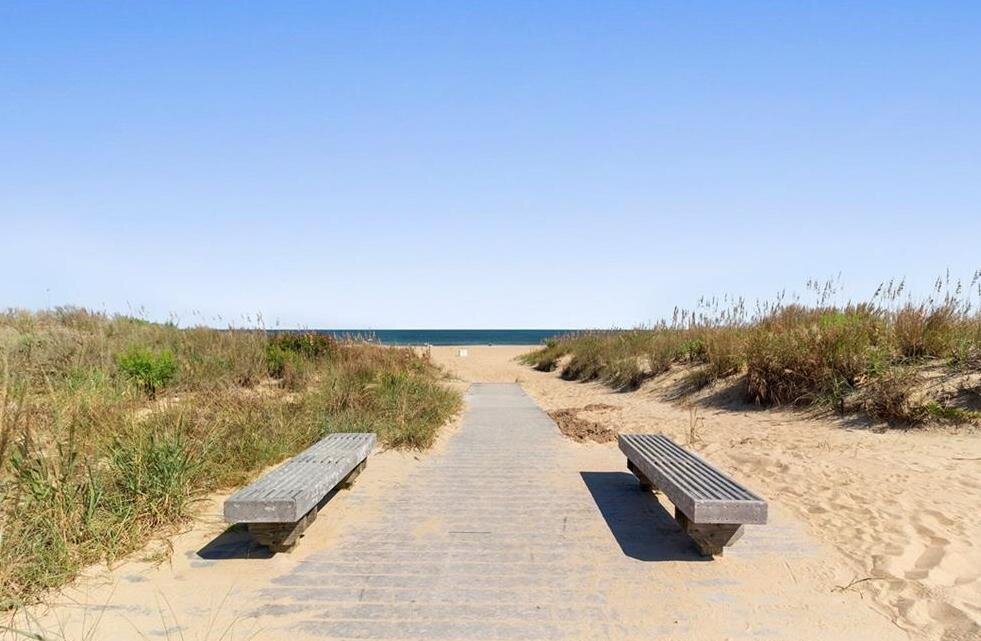 north end benches .jpeg