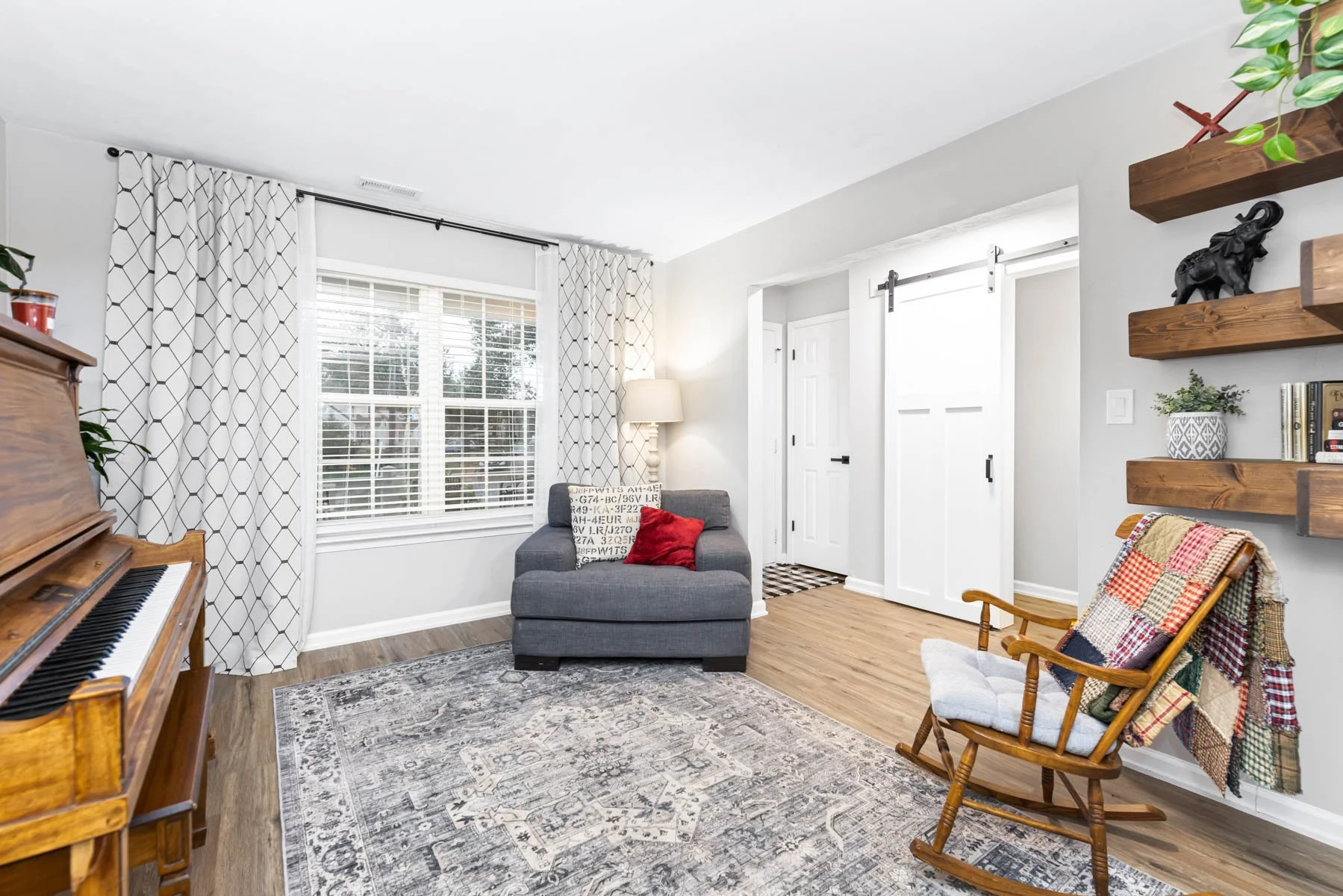 Family Room
2617 Gornto Ave