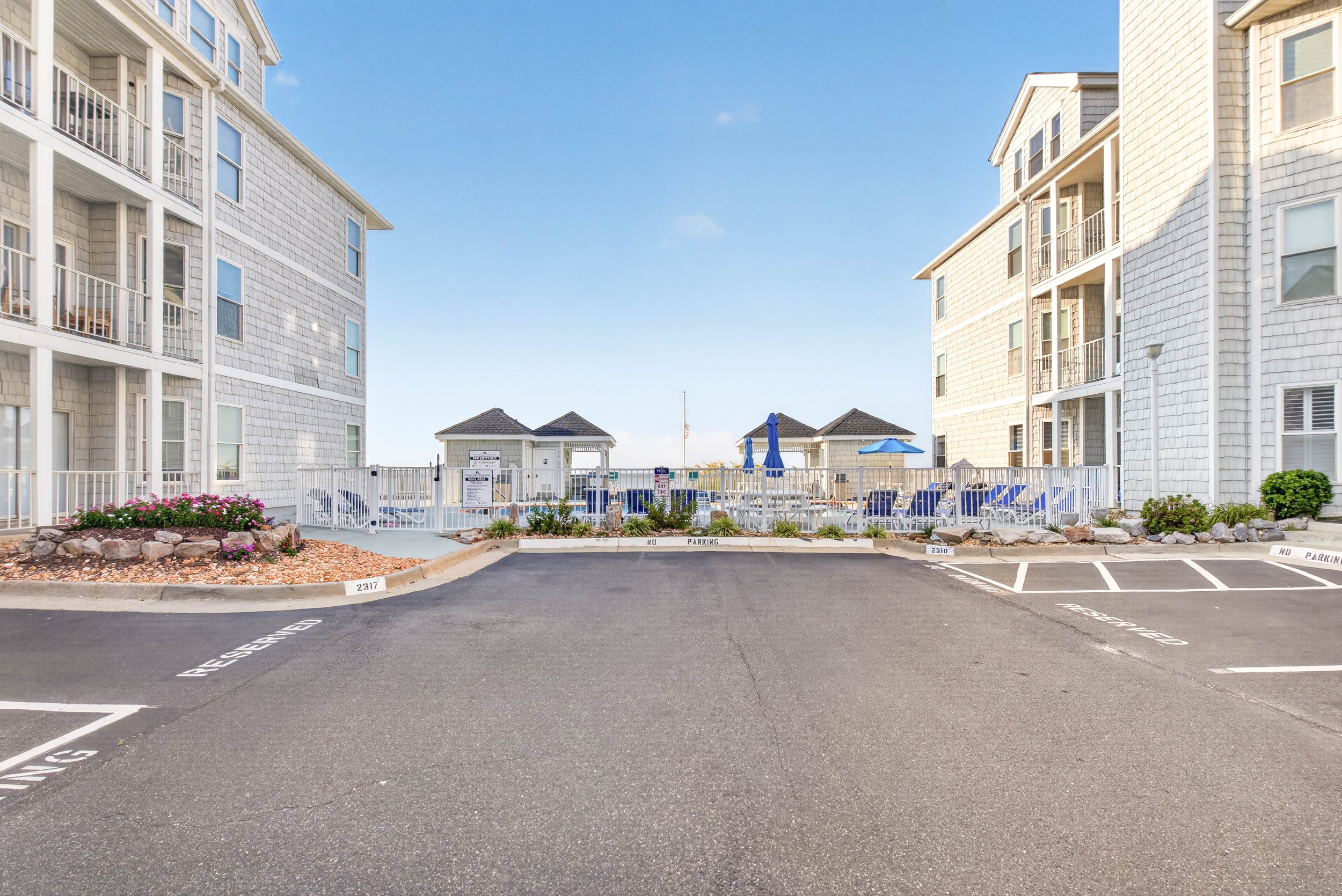 The community lane leads from home toward the pool, gathering areas and Chesapeake Bay shoreline.