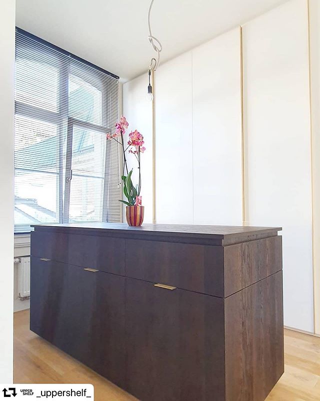 #repost @_uppershelf_
・・・
Top of the line dressing. Pure luxe. Lakwerk fronten met geborsteld messing grepen over de hele lengte. Dressoir in gerookte eik fineer, rondom in verstek met messing grepen als finishing touch. Top ontwerp door @isalinedeba