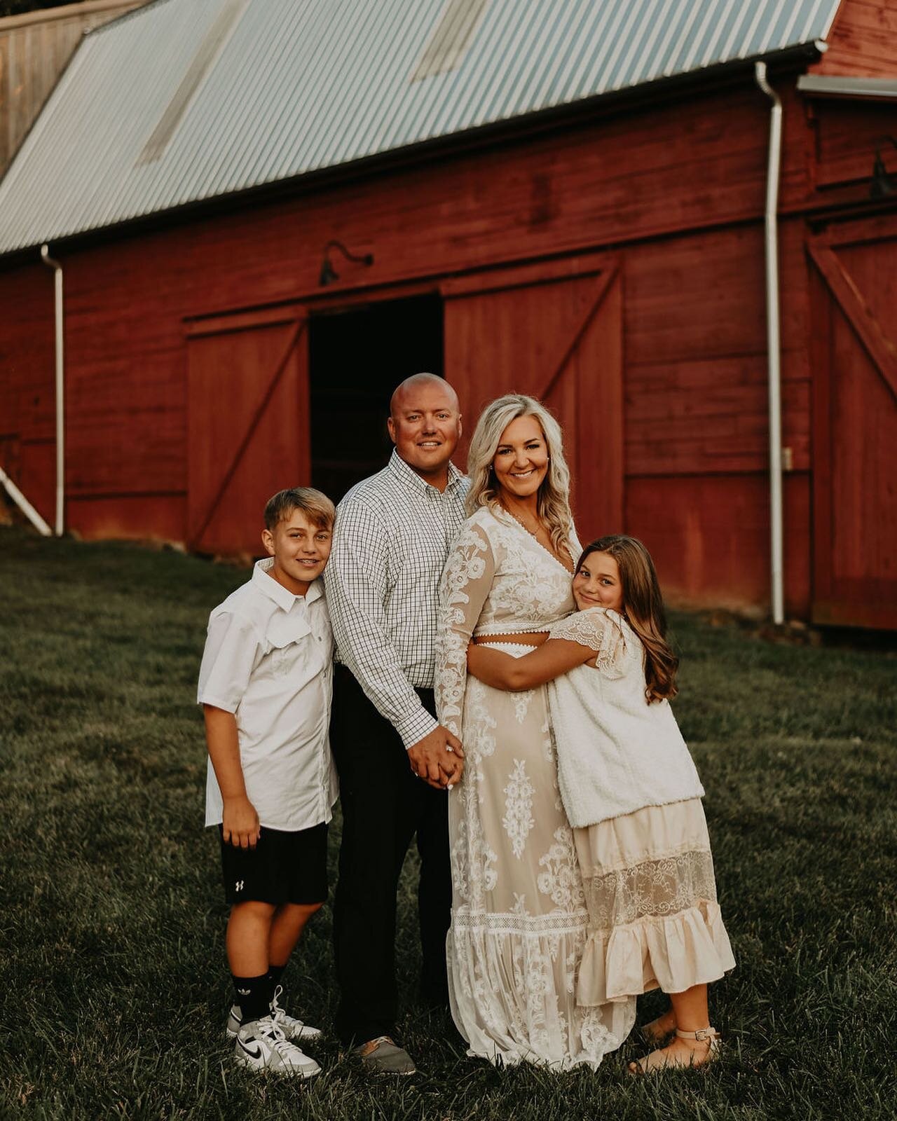 It&rsquo;s always fun to see family Christmas photos taken on our property. 

From engagement photos, to bridal portraits, to maternity shoots, family and more&hellip; we love getting to be the backdrop of such special memories! 

📸: @dom.inique.phi
