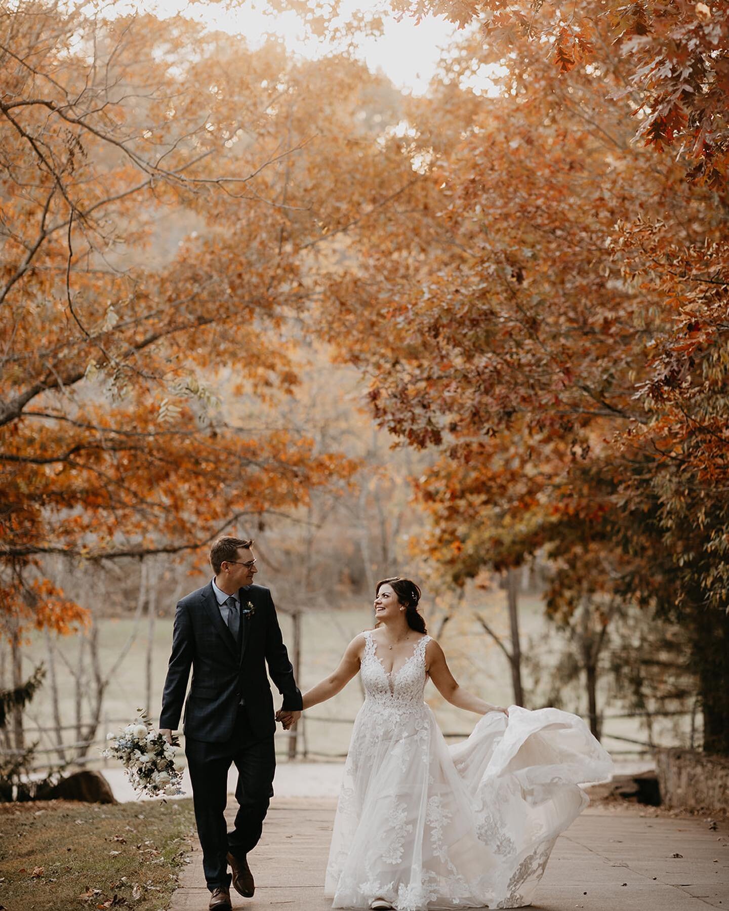 We are totally in the Christmas spirit 🎅🏻🎄🎁 but we saw these photos by @gabriellevonheykingweddings and we just need to take one more moment to appreciate the beautify of our property in the fall. 

Winter is usually the busiest engagement season