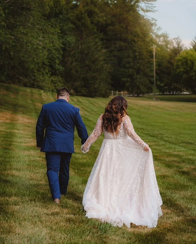 Just minutes from downtown Asheville, The Barn at Honeysuckle Hill offers the perfect balance of countryside tranquility and city convenience. The best of both worlds coming together to give your guests a taste of what beautiful AVL has to offer!