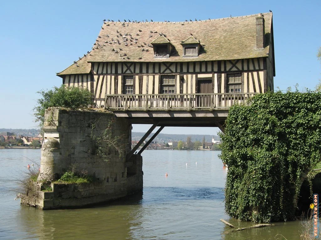 INTERESTING HOMES - BRIDGE OVER RIVER HOME