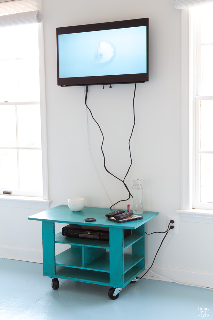 DIY - HIDE WIRES FOR A WALL-MOUNTED TV